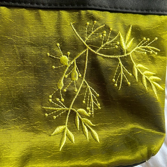 Beautiful hand-embroidered handbag in rich green color - Picture 8 of 16